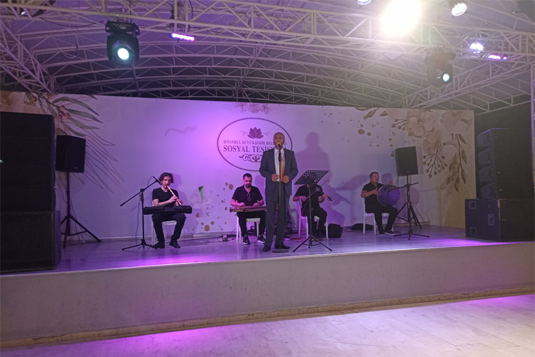 Dini düğün organizasyonunda canlı ilahi sunumu yapan tasavvuf ekibi